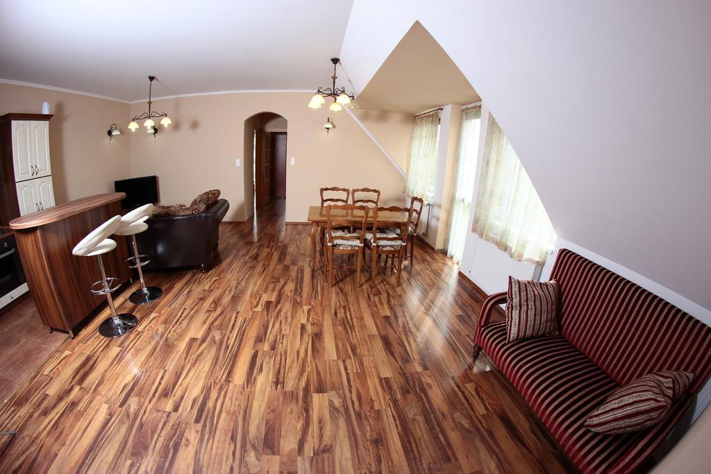 Balm Apartman Еґер Екстер'єр фото