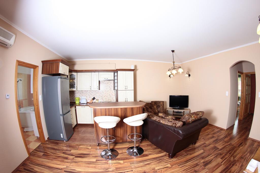 Balm Apartman Еґер Екстер'єр фото