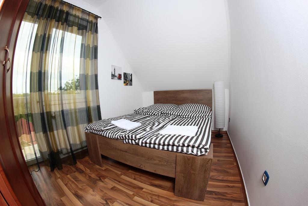 Balm Apartman Еґер Екстер'єр фото